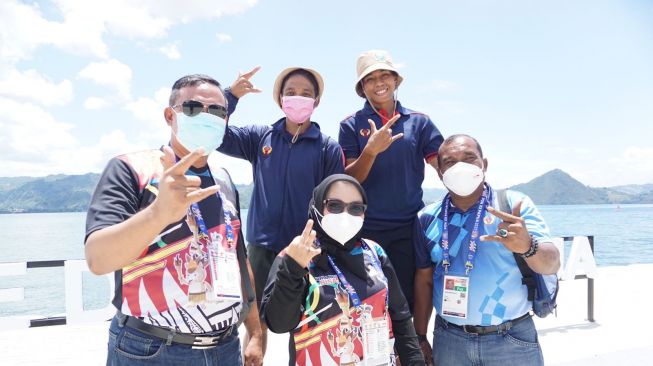 Wakil Wali Kota Bekasi (paling kiri) Tri Adhianto bersama istri (tengah) berfoto bersama para atlet Bekasi. (ist)