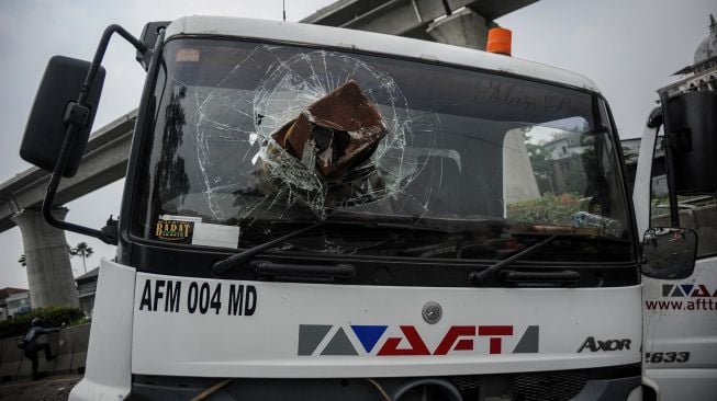 Kondisi sebuah truk yang mengalami kecelakaan di kilometer 134 Jalan Tol Purbaleunyi di Pasir Koja, Bandung, Jawa Barat, Minggu (3/10/2021). ANTARA FOTO/Raisan Al Farisi