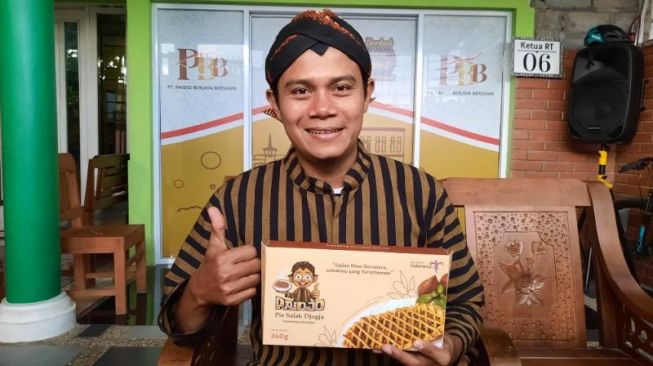 Mohammad Sulkhi Mubarok menunjukkan olahan salak berbentuk pie bernama Paidjo ditemui wartawan di kediamannya, Sinduharjo, Ngaglik, Sleman, Sabtu (2/10/2021). [Muhammad Ilham Baktora / SuaraJogja.id]