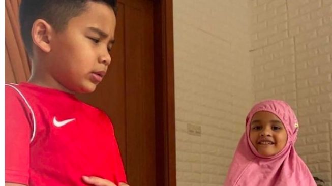 Adam dan Hawa, anak-anak Teuku Wisnu dan Shireen Sungkar. (Instagram/@teukuwisnu)