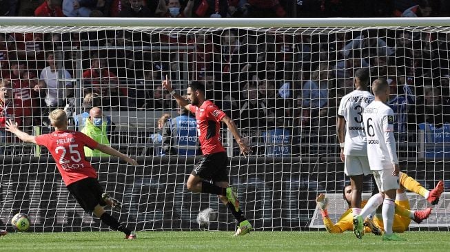 Pemain depan Rennes, Gaetan Laborde merayakan setelah mencetak gol selama pertandingan sepak bola L1 Prancis antara Stade Rennais (Rennes) melawan Paris Saint-Germain di Roazhon Park, Minggu (3/10/2021) malam WIB. LOIC VENANCE / AFP
