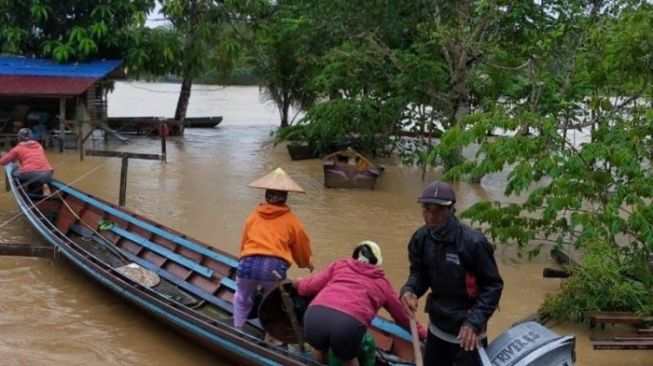 Hujan Deras, Sungai Kapuas Meluap Genangi Pemukiman