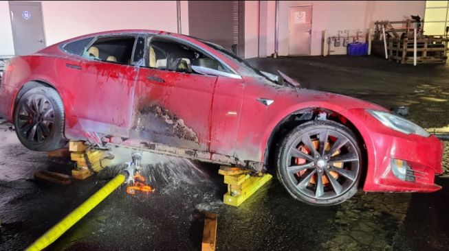 Masuk Bengkel, Mobil Listrik Tesla Kena Apes dan Terbakar Hebat