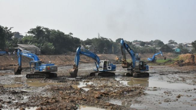 Cegah Banjir di Cipinang Melayu, Dinas SDA DKI Keruk Waduk Munjul