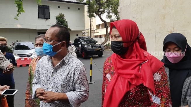 Beberapa korban penipuan putri Nia Daniaty didampingi pengacara [Suara.com/Muhammad Anzar Anas]