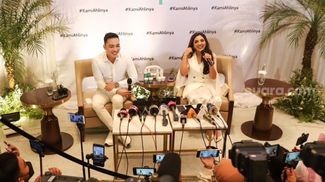 Penyanyi Ashanty dan Dokter Ekles ketika ditemui awak media saat launching produk AExpert di Pondok Indah, Jakarta Selatan, Senin (4/10/2021). [Suara.com/Alfian Winanto]