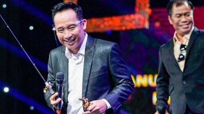 Denny Cagur saat menerima penghargaan sebagai Komedian Pengumpan Terpilih di ajang Anugerah Komedi Indonesia (Anukom) [Instagram/dennycagur]