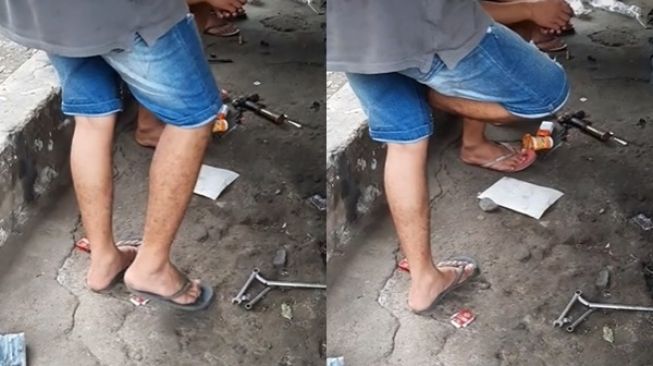 Viral Cowok Teteskan Lem Super ke Sandal Teman. (TikTok)