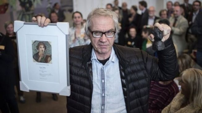 Lars Vilks, berusia 75 tahun, hidup di bawah perlindungan polisi setelah menjadi sasaran ancaman pembunuhan karena menggambar kartun Nabi Muhammad.(bbc)