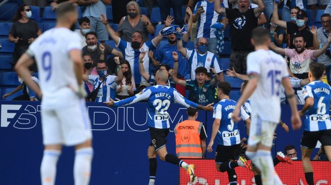 Bek Espanyol Aleix Vidal merayakan golnya usai mencetak gol kedua timnya selama pertandingan sepak bola Liga Spanyol antara Espanyol melawan Real Madrid di RCDE Stadium, Barcelona, Spanyol, Minggu malam WIB. GEN LLUIS / AFP