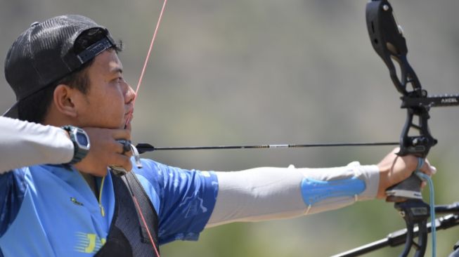 Atlet Jambi M. Hanif Wijaya membidik sasaran saat bertanding melawan atlet Jawa Tengah Alviyanto Bagas pada final panahan recurve putra PON Papua di Lapangan Kampung Harapan, Sentani, Kabupaten Jayapura, Papua, Senin (4/10/2021). Hanif Wijaya berhasil memenangkan pertandingan tersebut dan berhak atas medali emas, sementara Alviyanto Bagas meraih medali perak. ANTARA FOTO/Zabur Karuru/wsj