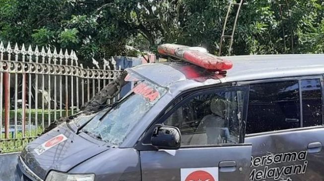 Ditabrak Mobil Fortuner, Ambulans Bawa Jenazah di Singkawang Terjungkal di Parit