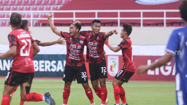 Pemain AHHA PS Pati, Riski Novriansyah merayakan gol ke gawang PSCS Cilacap dalam lanjutan Liga 2 Grup C di Stadion Manahan, Solo, Senin (4/10/2021). [Suara.com/Ronald Seger Prabowo]