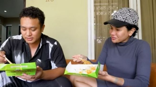 Gilang Dirga dan Nikita Mirzani. (Youtube/CrazyNikmirReal)