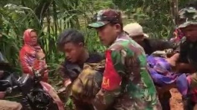 Petugas melakukan pencarian dan penyelamatan korban tertimbun longsor di Desa Ilan Batu, Kecamatan Walenrang Barat, Kabupaten Luwu, Sulawesi Selatan [SuaraSulsel.id / Istimewa]