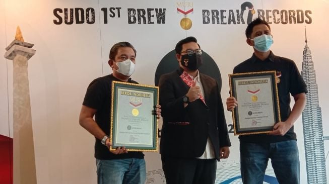 Sudo Brew mendapatkan dua penghargaan dari MURI karena membuka outlet di dua negara dan bagi-bagi kopi sebanyak 2021 cups. [dokumentasi Sudo Brew]