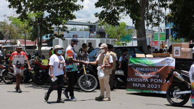 Sukseskan PON XX 2021 Papua, Kemendagri Bagikan Ribuan Masker