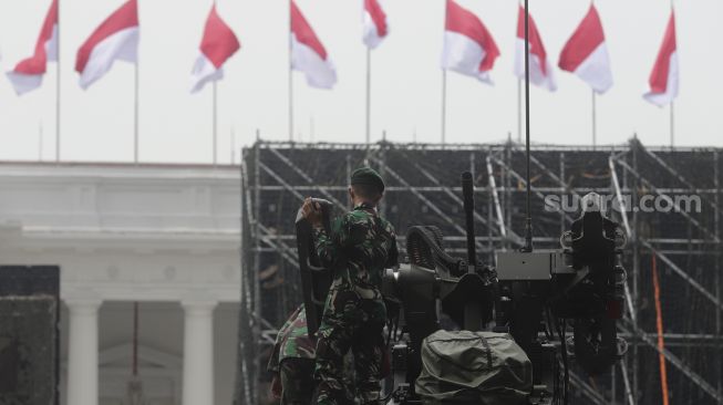 Prajurit TNI berada di atas alutsista terparkir di depan Istana Merdeka, Jakarta, Senin (4/10/2021). [Suara.com/Angga Budhiyanto]