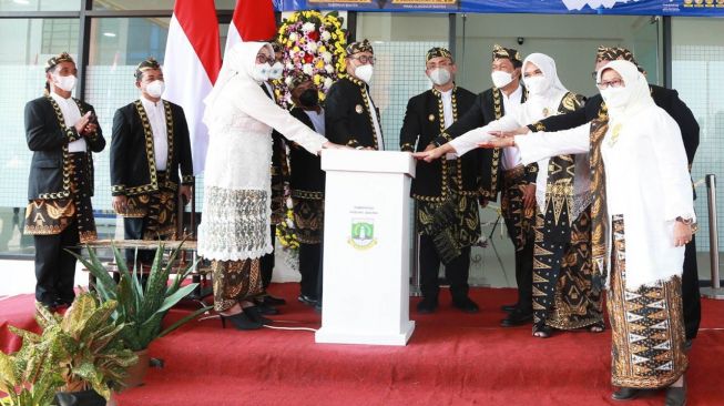 Gubernur Banten Wahidin Halim beserta jajaran menekan tombol dalam peringatan HUT ke-21 Banten, Senin (4/10/2021).