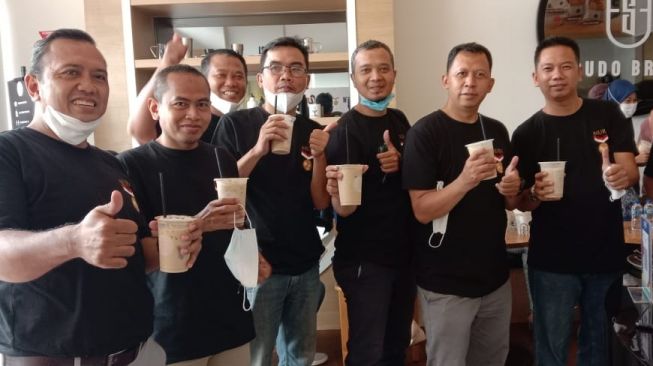 Sudo Brew mendapatkan dua penghargaan dari MURI karena membuka outlet di dua negara dan bagi-bagi kopi sebanyak 2021 cups. [dokumentasi Sudo Brew]