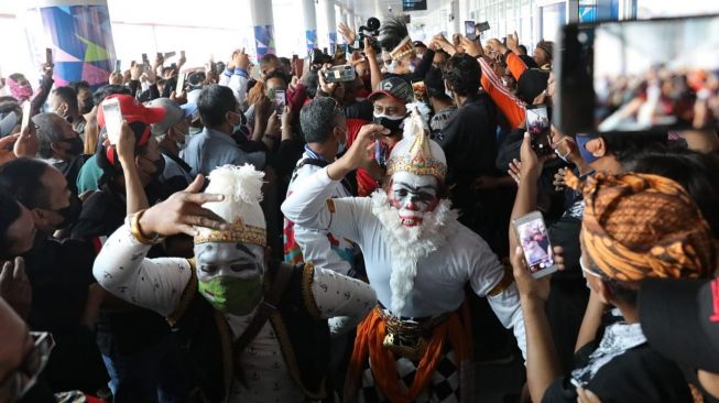 Tarian Kethek Ogleng Banyumasan saat menyambut Gubernur Jawa Tengah Ganjar Pranowo. 