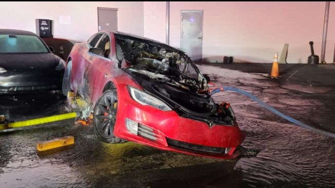 Tesla Model S P100D terbakar saat masuk bengkel (Carscoops)