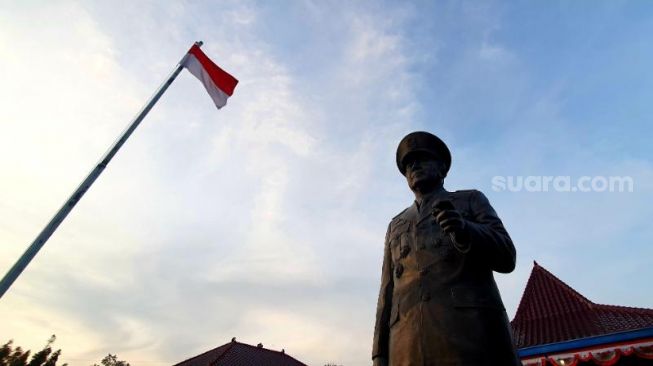 Nama Soeharto Dihilangkan, Fadli Zon Bereaksi Keras: Jangan Belokkan Sejarah!