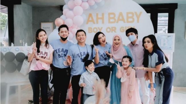 Kedekatan Aurel dan Arsy. [Instagram/aurelie.hermansyah/queenarsy]