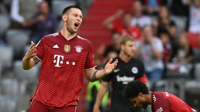 Ekspresi Bek Bayern Muenchen Niklas Suele (kiri) saat gagal mencetak gol dalam lanjutan Bundesliga lawan Frankfurt pada 4 Oktober 2021. ANTARA/AFP/CHRISTOF STACHE