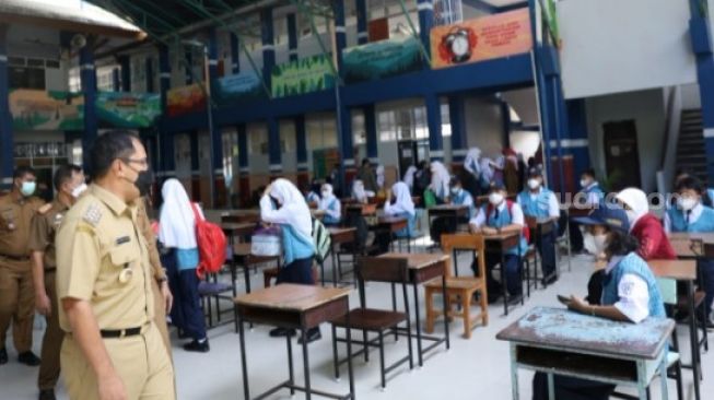 Wali Kota Makassar Mohammad Ramdhan Pomanto meninjau pelaksanaan sekolah tatap muka, Senin 4 Oktober 2021 [SuaraSulsel.id / Istimewa]