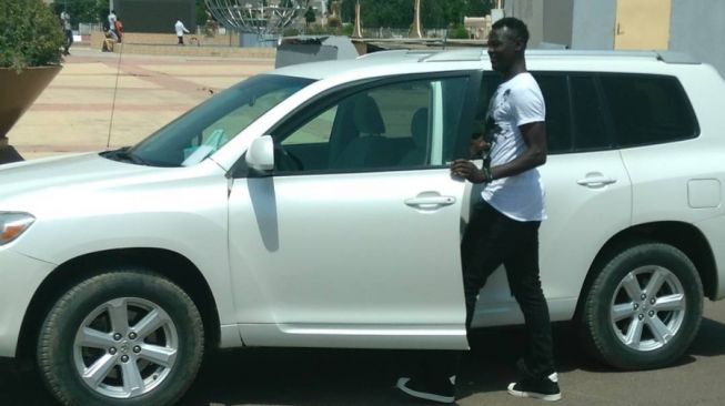 Ezechiel N’douasel  bersama Toyota Highlander  [Instagram ndouaselezechiel]