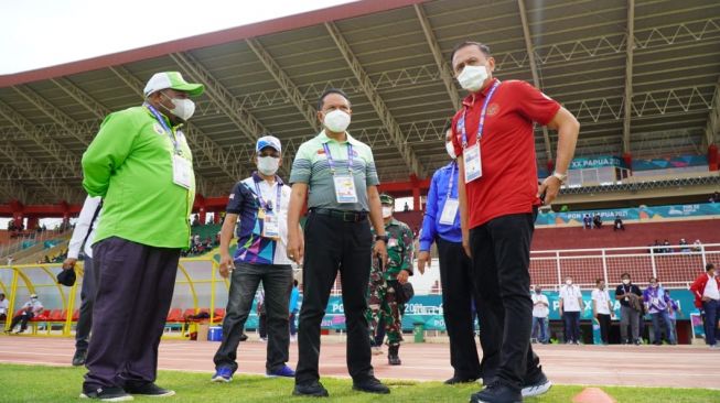 Amali Tinjau Pelaksanaan Prokes Cabor Sepak Bola Wanita PON XX di Merauke