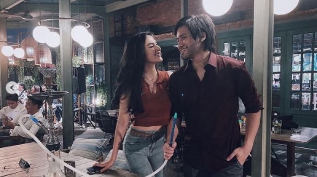 Romantis Kebangetan! Momen Kevin Aprilio Ajari Istri Main Keyboard Bikin Publik Ikutan Gemas