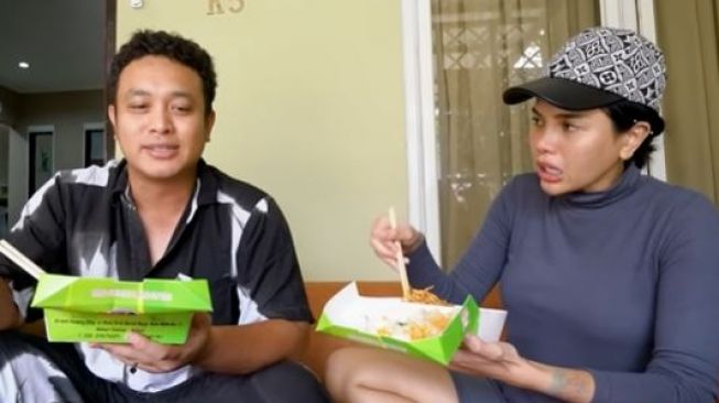 Gilang Dirga dan Nikita Mirzani. (Youtube/CrazyNikmirReal)