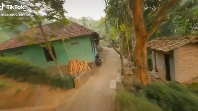 Drone Terbang Secara Ekstrem Tunjukkan Video Suasana Desa dan 7 Berita Viral Lainnya