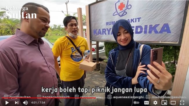  Momen Annisa Trihapsari Syuting Bareng Suami dan Mantan Suami. [Youtube/Keluarga Sultan]