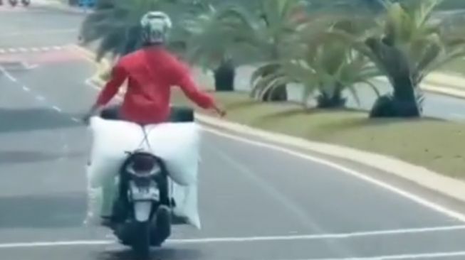 Polisi Buru Biker Matic yang Viral karena Aksi Nekatnya