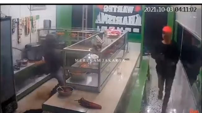 Tangkapan layar video viral aksi perampokan di sebuah warteg di kawasan Duren Sawit, Jakarta Timur (Instagram)