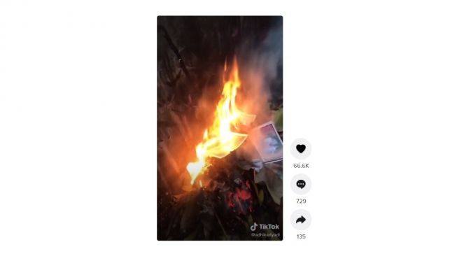 Bakar foto mantan. [TikTok]