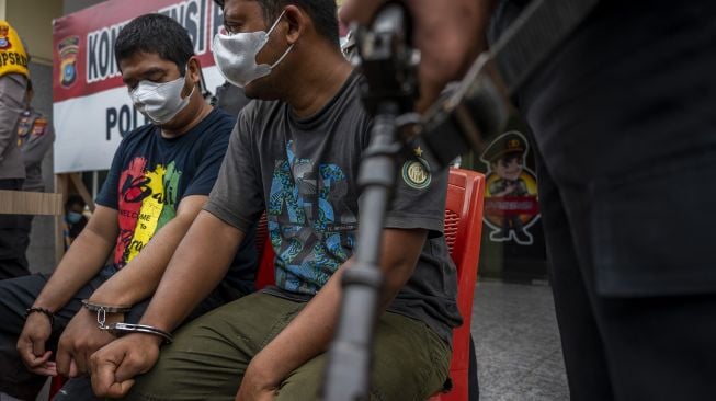 Dua tersangka masing-masing berinisial Rl dan Rm dihadirkan saat gelar kasus narkoba di Mapolres Palu, Sulawesi Tengah, Senin (4/10/2021). ANTARAFOTO/Basri Marzuki
