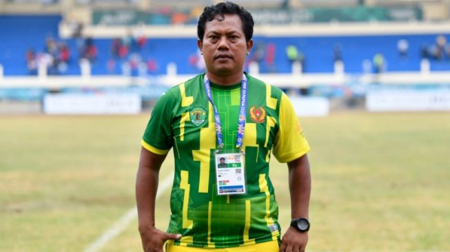 Pelatih kepala tim sepakbola putra Kalimantan Timur, Rahmat Hidayat. (ANTARA/Zabur Karuru)