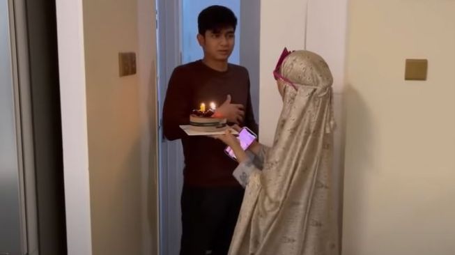 Ria Ricis beri surprise ultah Teuku Ryan. (Youtube/RicisOfficial)