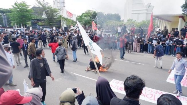 RICUH! Mahasiswa Sebut Banten Tak Baik-baik Saja, Korupsi Meraja Lela