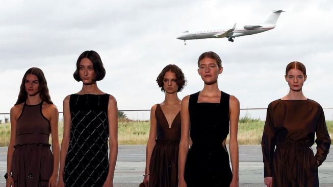 Catwalk Hermes untuk Paris Fashion Week Dibangun di Hanggar Pesawat