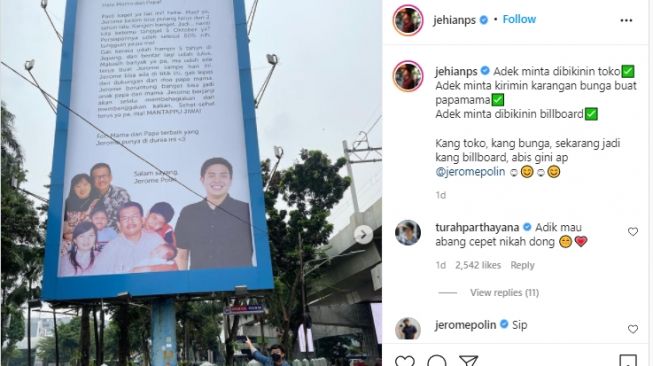 Momen Jerome Polin Bikin Billboard Buat Mama Papa. [Instagram]