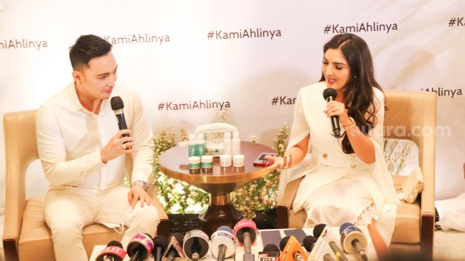 Penyanyi Ashanty dan Dokter Ekles ketika ditemui awak media saat launching produk AExpert di Pondok Indah, Jakarta Selatan, Senin (4/10/2021). [Suara.com/Alfian Winanto]