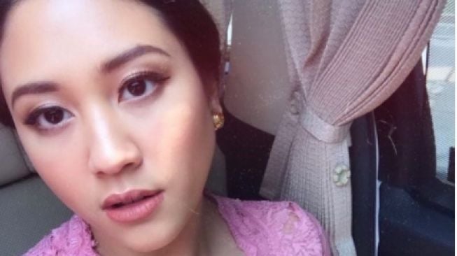 Sherina saat bermake up tebal. [Instagram/sherinasinna]