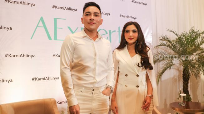 Penyanyi Ashanty dan Dokter Ekles saat ditemui usai launching produk AExpert di Pondok Indah, Jakarta Selatan, Senin (4/10/2021). [Suara.com/Alfian Winanto]