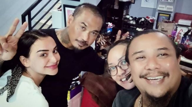 Jerinx SID (kedua dari kiri) dengan rambut barunya yang plontos. [Instagram]