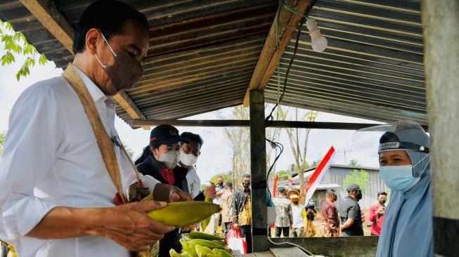 Presiden Jokowi yang didampingi Ketua DPR RI Puan Maharani saat jajan jagung rebus di Sorong Papua. (Foto BPMI)